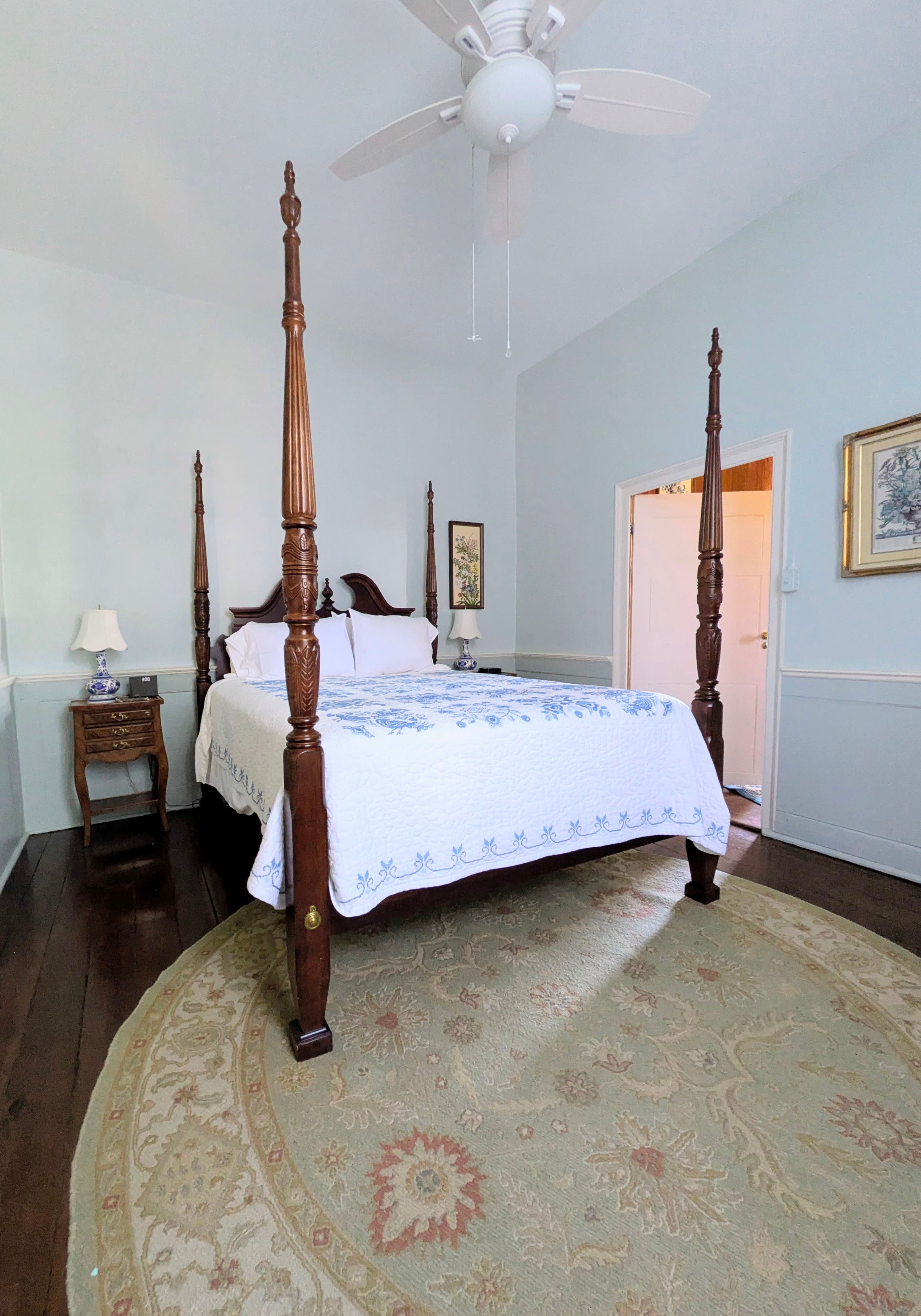 Queen four-poster bed, night stands with lamps, handmade quilt