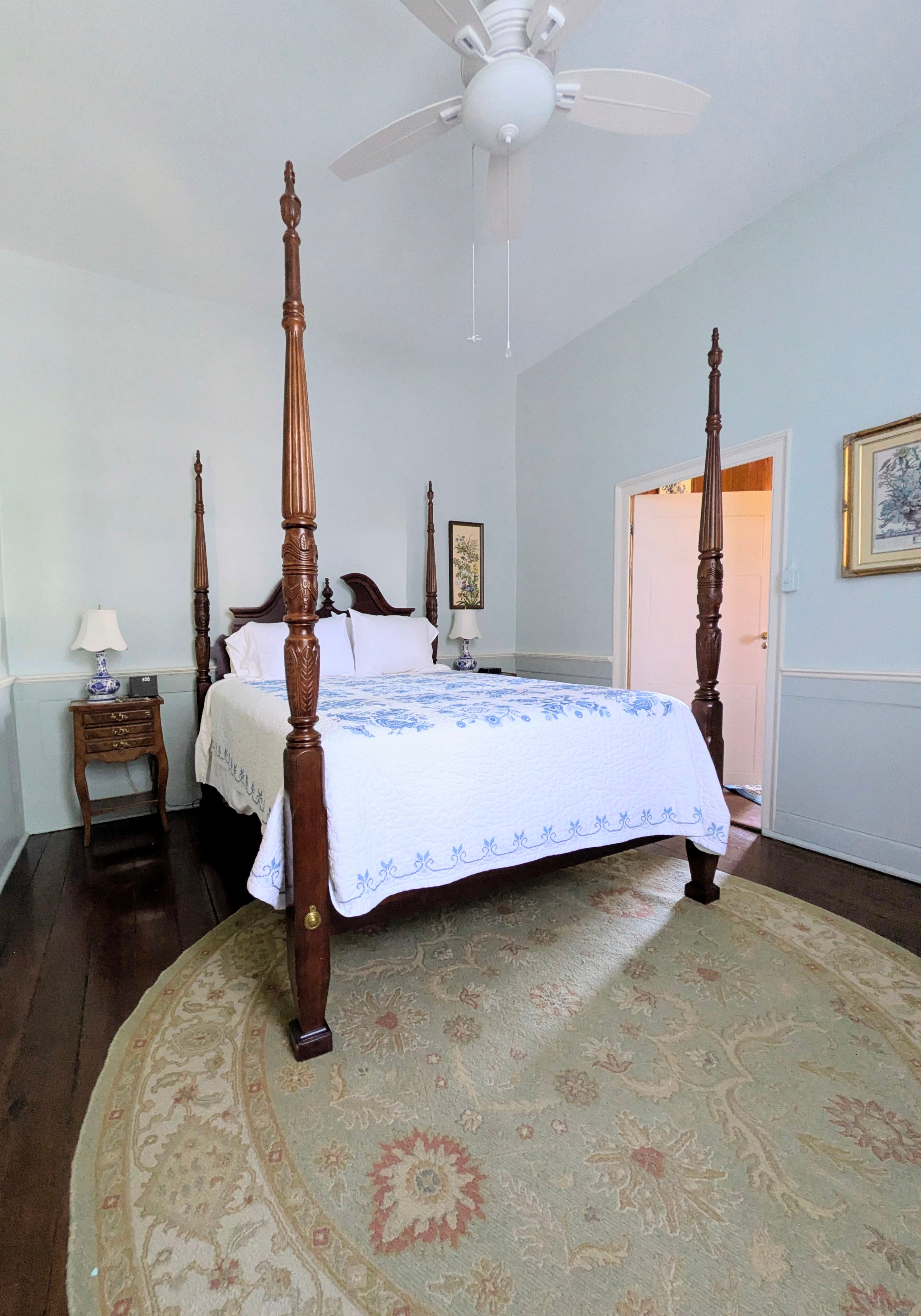 Queen four-poster bed, night stands with lamps, handmade quilt